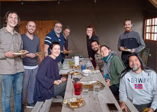 Grupo de personas sentadas en una mesa